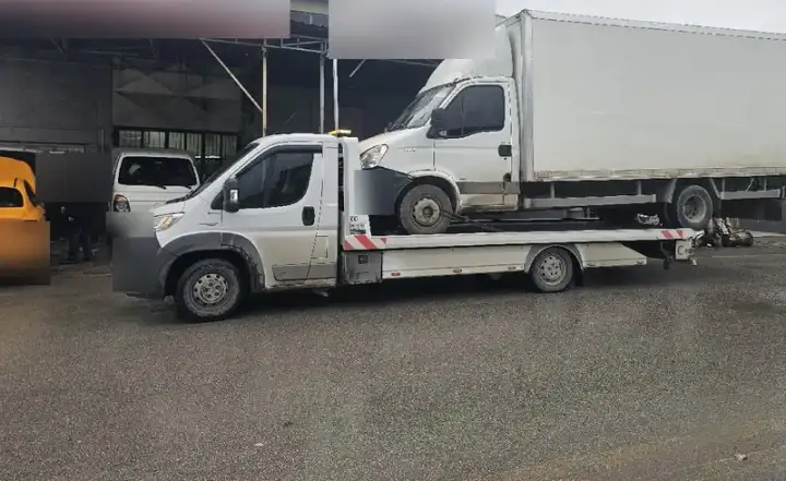 Kayar kasalı çekicide taşınan kamyonet