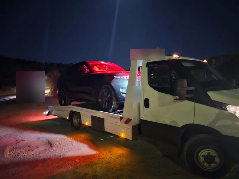 Gece kayar kasalı çekiciye yüklenmiş SUV